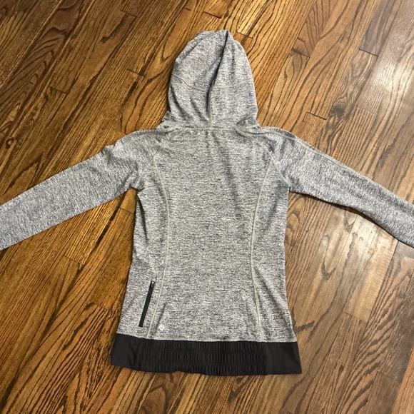 Lululemon Hooded Activewear Top EUC size 6 - Picture 2 of 5